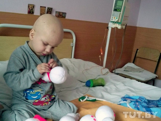 4-летний малыш своими руками шил игрушки, чтобы собрать средства на свое лечение