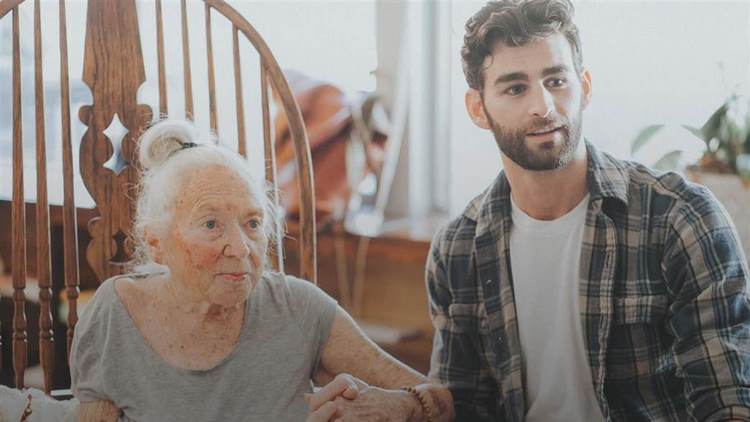 Невероятно, но это правда: молодой парень предложил своей 89-летней подруге жить вместе