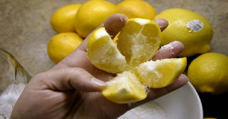 Просто разрежьте 1 лимон на 4 части, посыпьте солью и положите у себя на кухне