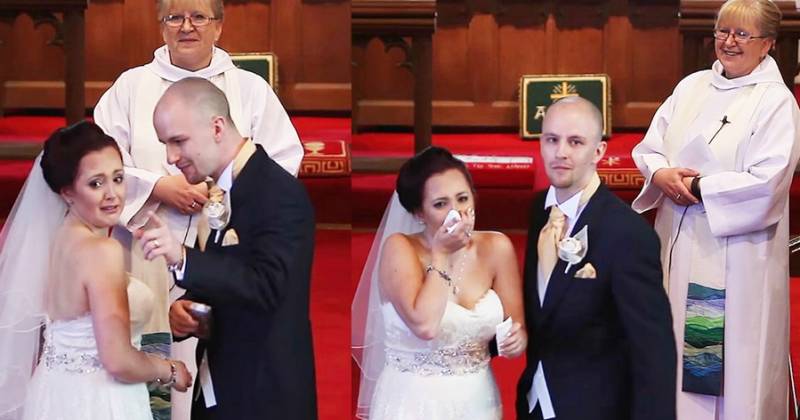 На церемонии бракосочетания жених просит срочно обернуться невесту назад… Она обернулась и зарыдала у всех на глазах!