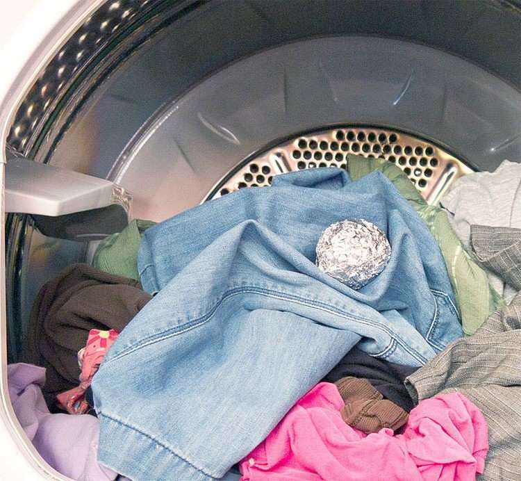 Что будет, если бросить в стиральную машину шарик из фольги — результат просто поразительный