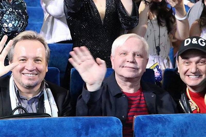 Не смог донести букет: перенесшего инсульт Бориса Моисеева помощник под руку привел на концерт Пугачевой