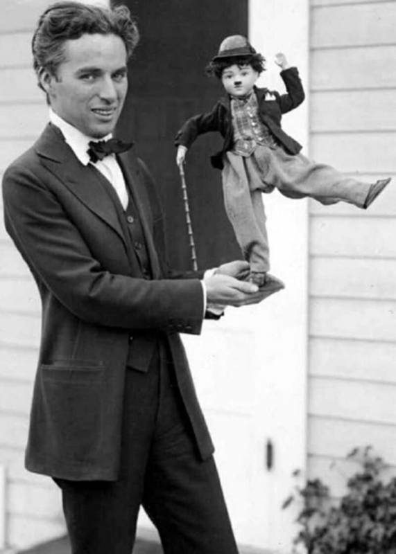 Вот как выглядел легендарный Чарльз Чаплин без усов и шапочки