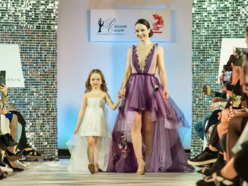 Актриса Анна Снаткина перестала скрывать лицо маленькой дочери, приняв с ней участие в модном показе