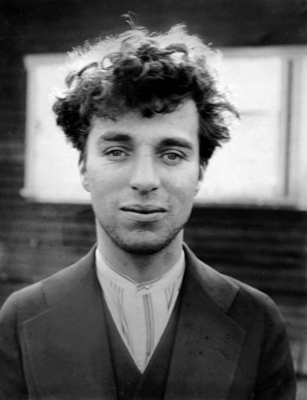 Вот как выглядел легендарный Чарльз Чаплин без усов и шапочки
