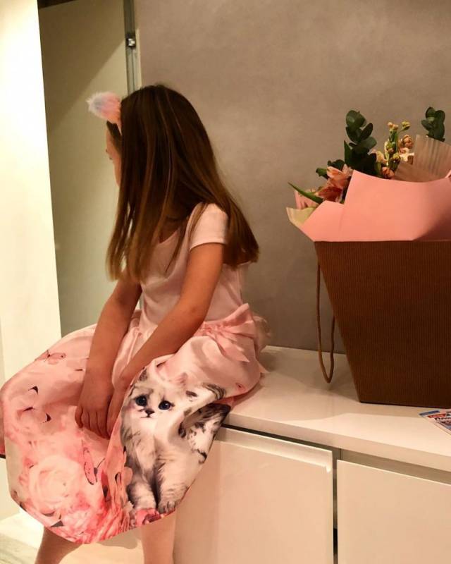 Актриса Анна Снаткина перестала скрывать лицо маленькой дочери, приняв с ней участие в модном показе