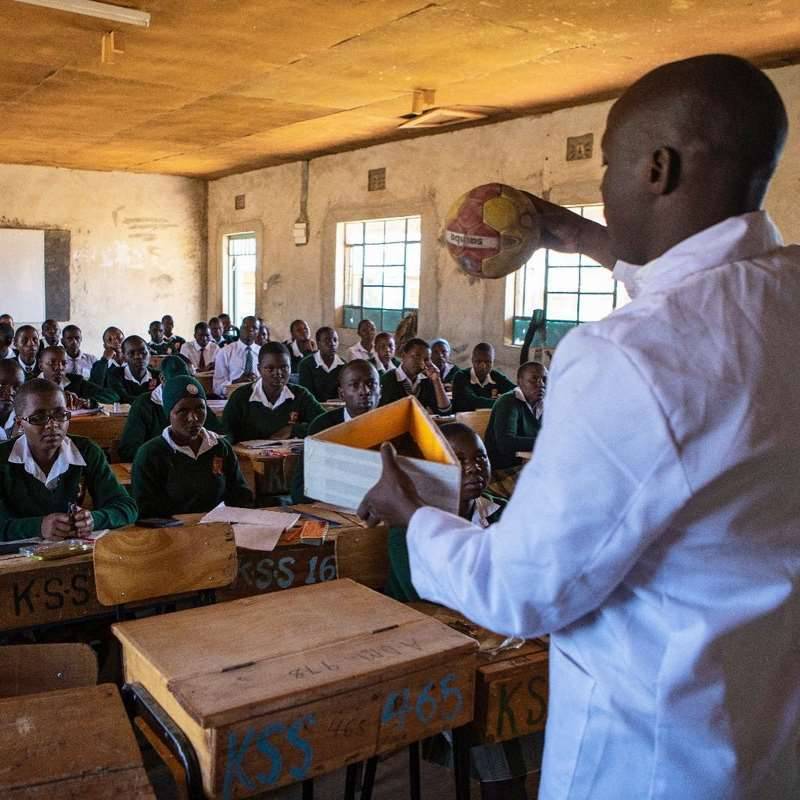 Преподаватель из бедной африканской деревни стал лучшим учителем в мире. Он получит 1 млн долларов!
