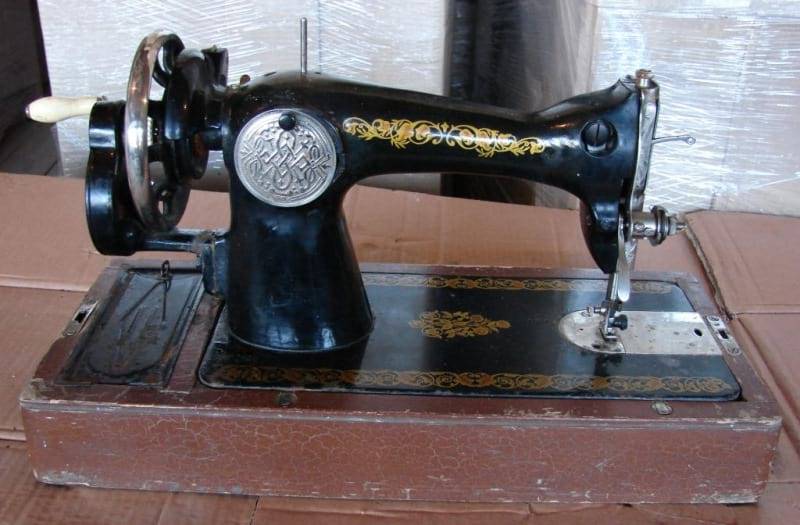 Если у вас осталась советская швейная машинка — не спешите выбрасывать. Их скупают антиквары!