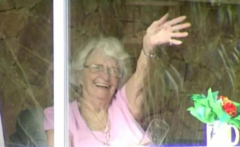 88-летняя учительница собралась переезжать. В один день она открыла дверь и увидела 400 школьников у себя во дворе