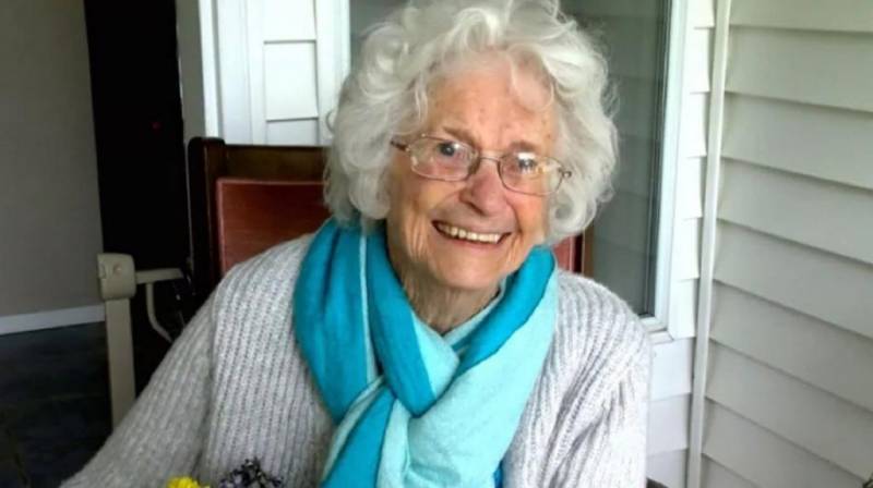 88-летняя учительница собралась переезжать. В один день она открыла дверь и увидела 400 школьников у себя во дворе