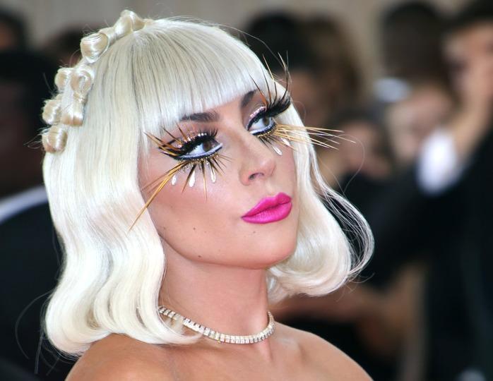 Леди Гага вышла в свет в колготках, которые порвались на интересном месте