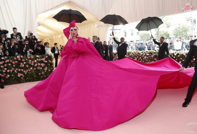 Сняла с себя все: Леди Гага поразила присутствующих на красной дорожке Met Gala-2019