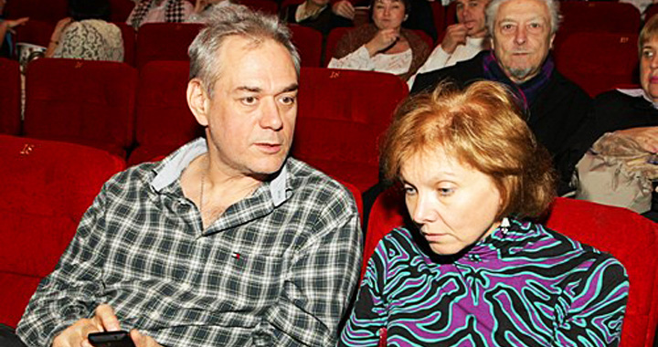 Сергея Доренко могли отравить: старшие дочери журналиста обвинили в случившемся горе его вторую жену