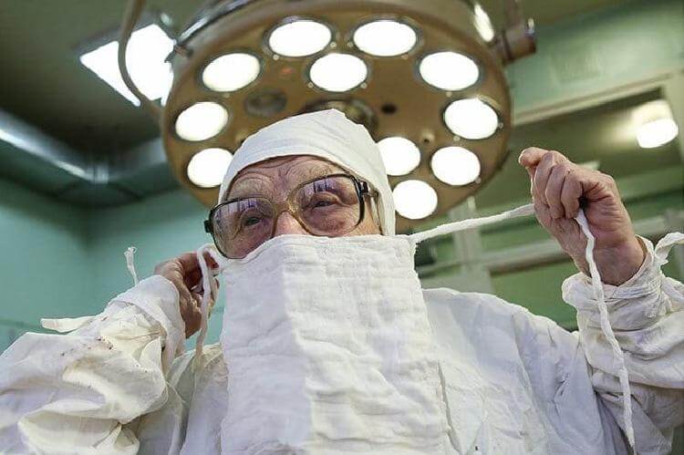 Самый старый практикующий хирург в мире. 91 год и нулевая летальность