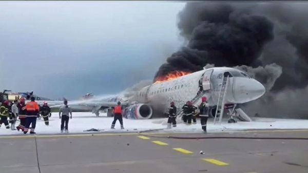 Фото из салона сгоревшего при посадке в «Шереметьево» самолета