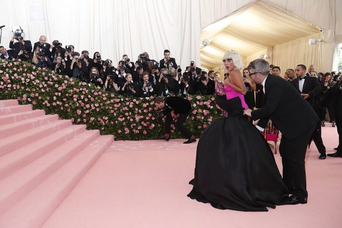 Сняла с себя все: Леди Гага поразила присутствующих на красной дорожке Met Gala-2019