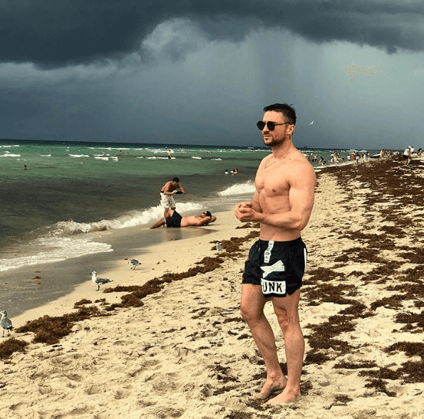 Пляжное фото Сергея Лазарева рассмешило поклонников