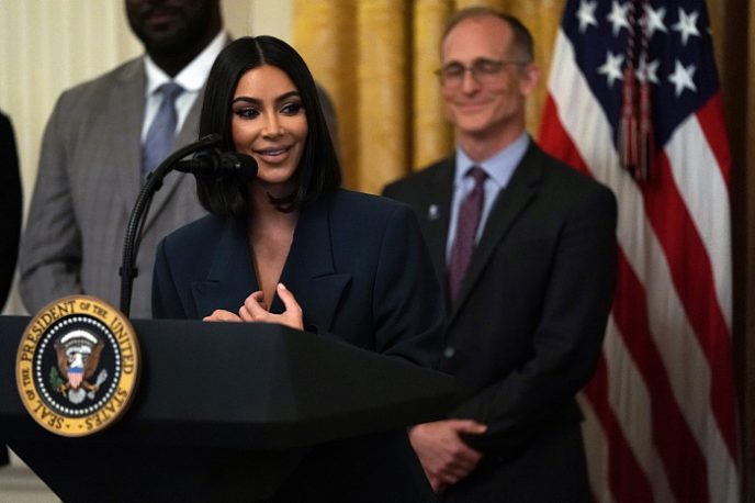 Ким Кардашьян сделала очень некрасивый жест находясь в Белом Доме вместе с Трампом