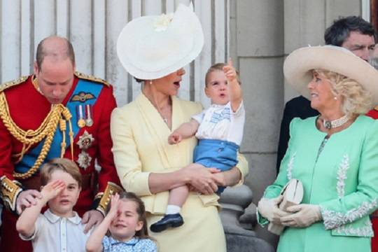 Младший сын Кейт Миддлтон появился на публике в поношенном костюме принца Гарри 33-летней давности