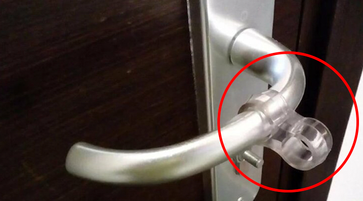 Вот зачем за границей на дверные ручки надевают силиконовые кольца