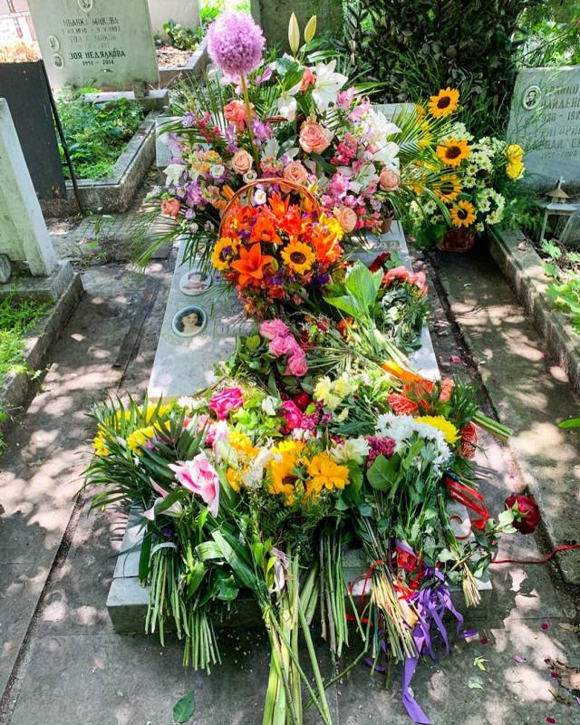 Киркоров со слезами на глазах принес цветы на могилу любимой женщине, а юристы написали заявление в МВД