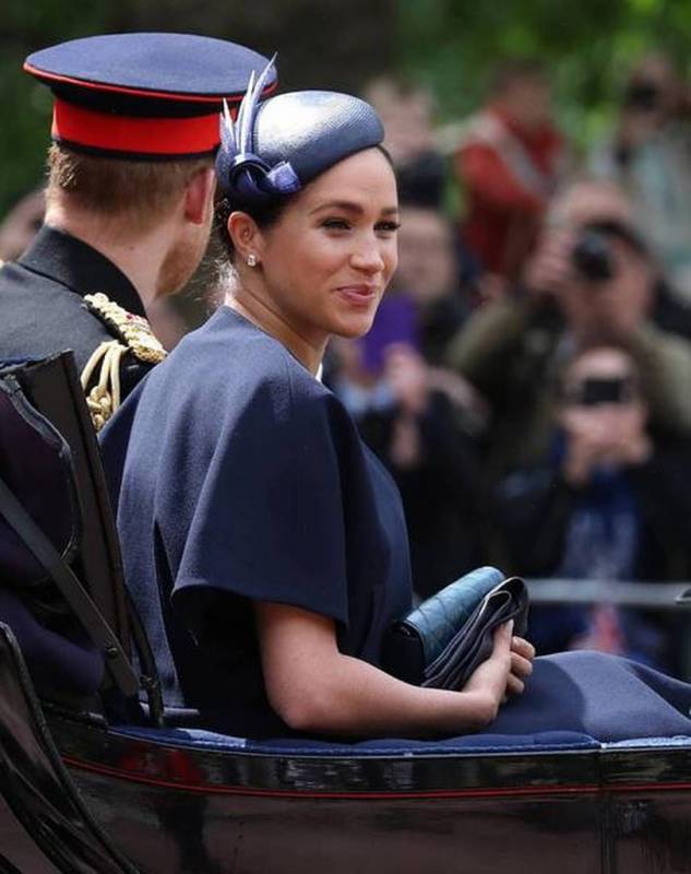 Располневшая Меган Маркл впервые после рождения первенца появилась на публике ради королевы Великобритании Елизаветы II
