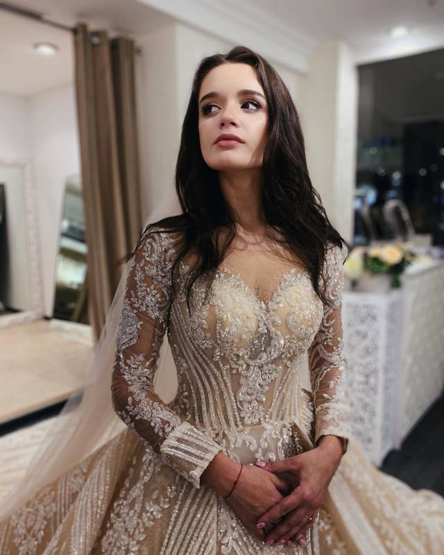 “Горжусь тобой”: Слава продемонстрировала фанатам свою 20-летнюю дочь Александру в свадебном наряде