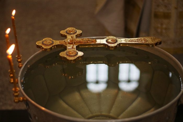 Обряды на Крещение: привлекаем благополучие с помощью крещенской воды