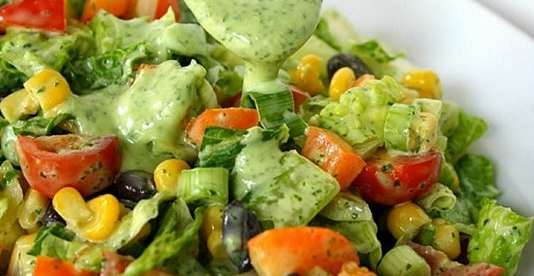 Фитнес-салат из овощей с оригинальным соусом