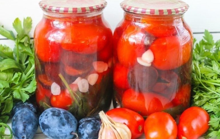 Маринованные помидоры со сливами: продолжаем сезон заготовок