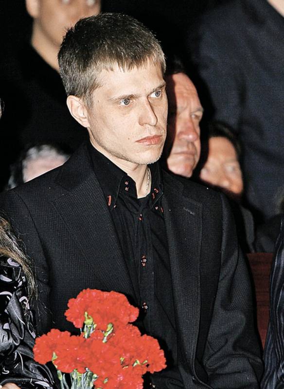 42-летний сын Валентины Толкуновой никогда не помогал ей: после ухода певицы наследник живёт на все кровно заработанные деньги матери