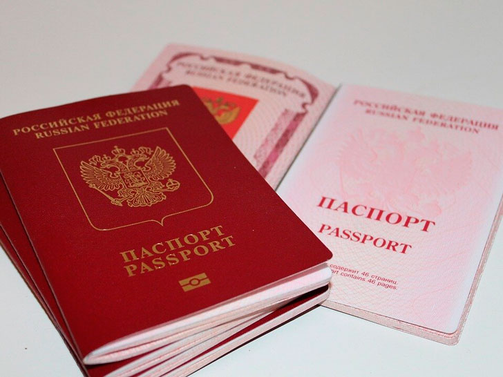 Предъявите паспорт, пожалуйста
