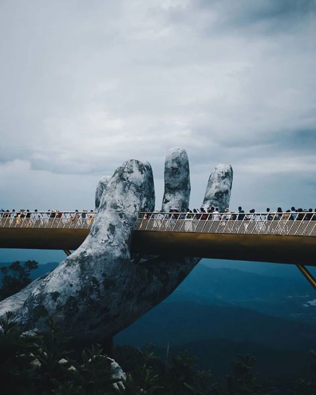 Этот мост во Вьетнаме настолько необычный!