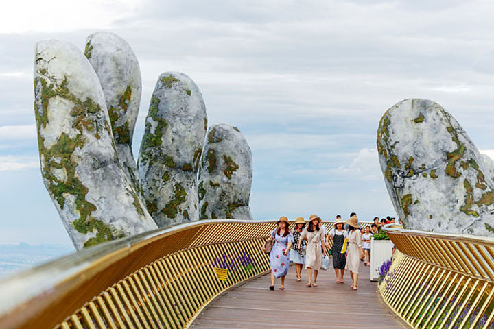 Этот мост во Вьетнаме настолько необычный!