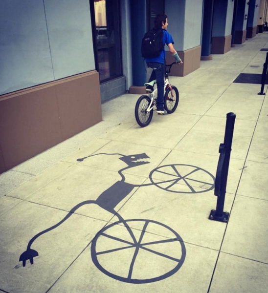 Уличный художник развлекает людей тем, что рисует поддельные тени от предметов