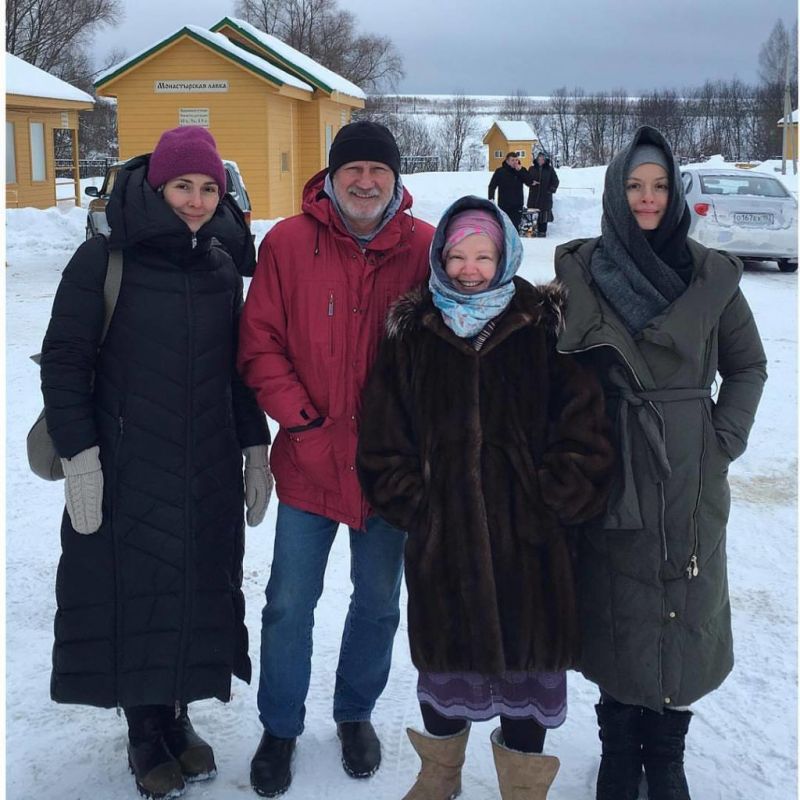 70-летний Юрий Беляев на новых снимках выглядит точно ровесник 43-летней Татьяны Абрамовой