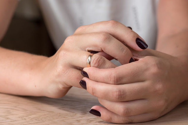 Обручальное кольцо: Почему супругам ни в коем случае нельзя его снимать